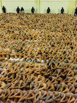 El Gobierno de El Salvador traslada a 2.000 pandilleros a una nueva prisión