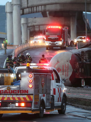 Suman 28 muertos por explosión de camión de gas en Ciudad de México