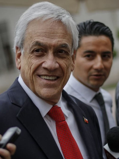 Piñera abre debate para nueva constitución; chilenos plantean reservas