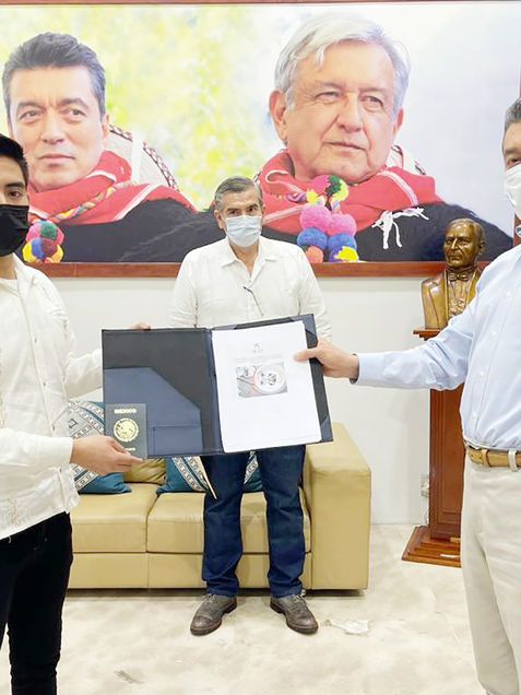 Estudiante chiapaneco que viajará a la NASA recibe pasaporte