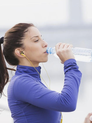 Falso que para tener riñones saludables se deba tomar 1.5 litros de agua