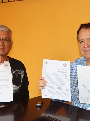 Entrega alcalde constancia de posesión del terreno para casa del maestro