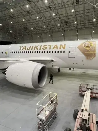 Ex avión presidencial vuela rumbo a Tayikistán con nueva imagen
