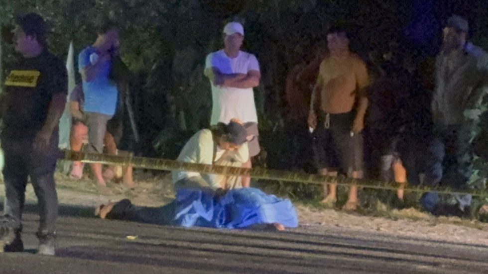 Atropella taxi a peatón y pierde la vida