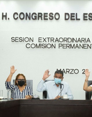 Aprueban licencias de autoridades de diversos Ayuntamientos 