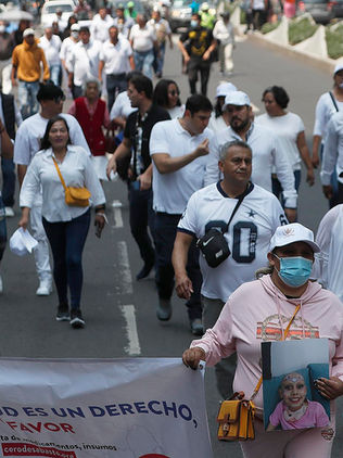 Padres de niños con cáncer dicen que la respuesta de las autoridades por desabasto es "burla"
