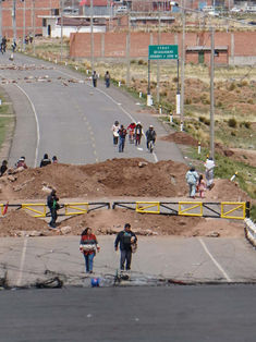 Manifestantes peruanos queman un segundo puesto fronterizo con Bolivia