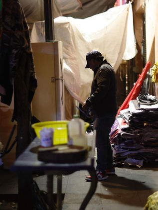 Unos de fiesta y otros sin casa en el corazón de la Ciudad de México