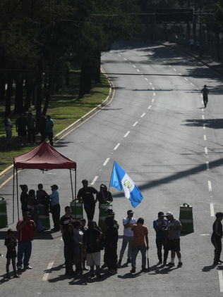 Guatemala vive un inédito paro nacional a la espera de la dimisión de su fiscal general