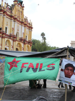 Instala plantón FNLS en la plaza catedral