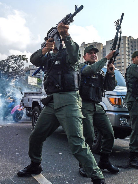 Disturbios y represión en segundo día de protestas en Venezuela