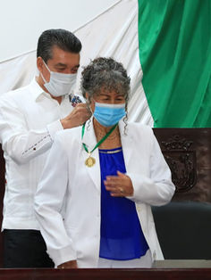 Rutilio Escandón impone la Medalla “Rosario Castellanos” a Silvia Ramos Hernández