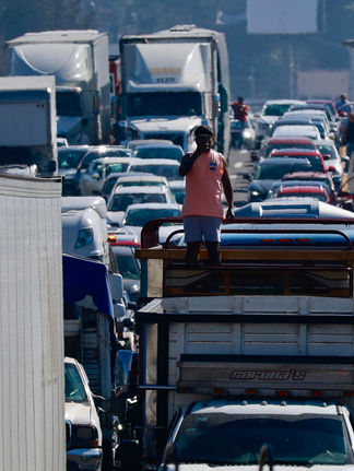 Transportistas bloquean carreteras exigiendo localización de compañero raptado