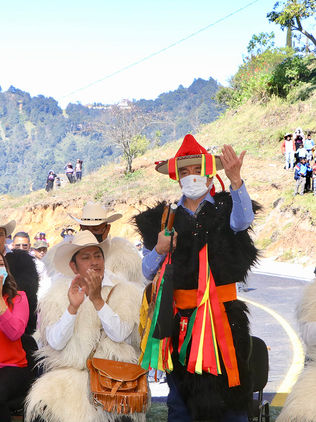 En Chamula, Rutilio Escandón inaugura la construcción del camino Joltzemen-Yutbash