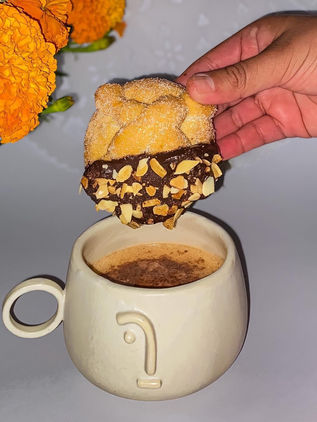 Pan de muerto “chopeado”, del horno a la mesa