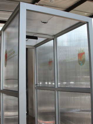 A falta de empleo por el Covid19, jóvenes emprendedores optaron por crear cabinas sanitizantes