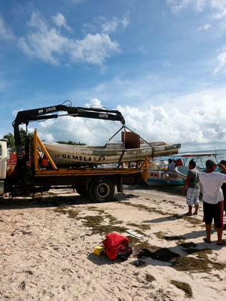 Evacuación de ciudadanos y turistas ante inminente impacto de Delta