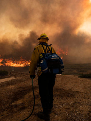 Nuevo México y California continúan en alerta por fuertes incendios