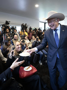 Embajador de EUA se despide de México sin arrepentirse "de nada" pese a tensión bilateral