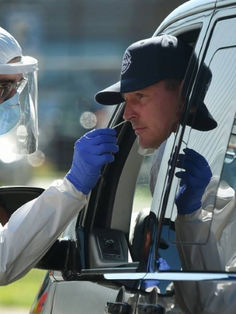 La covid-19 empuja a EUA a la recesión y la OMS pide a jóvenes "no bajar la guardia”