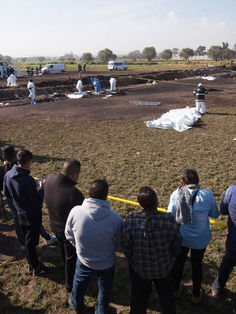 Familiares de víctimas de explosión cierran zanja y rezan para recordarlas