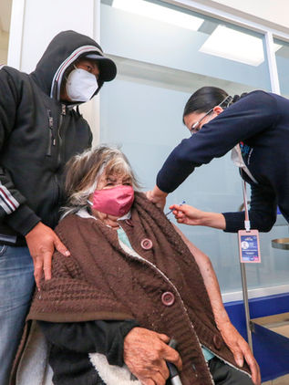 Largas filas y desorden en vacunación de adultos mayores en México