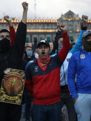 Padres de caso Ayotzinapa gritan "no nos van a callar" ocho años de después