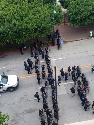 Policías restablecen el orden a manifestación de normalistas