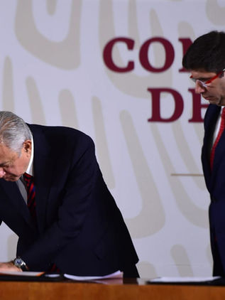 AMLO firma ante notario su compromiso de no reelección