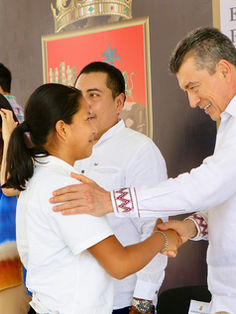 Con respaldo de AMLO, estamos sacando adelante al sector educativo de Chiapas: Rutilio Escandón