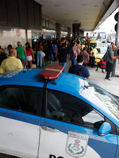 Se entrega el hombre armado que secuestró un autobús en Río de Janeiro