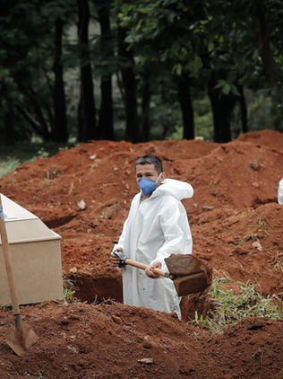 Brasil supera las 400.000 muertes por covid con los hospitales aún atestados