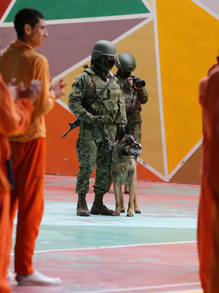 Tres presos se fugan de cárcel de Ecuador controlada por militares y mostrada como ejemplo