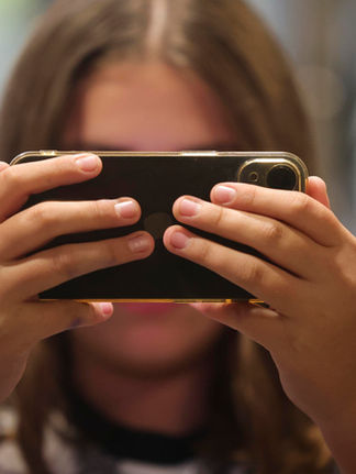 Los diputados franceses aprueban la prohibición de las redes sociales a menores de 15 años