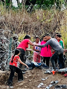 Migrantes derriban a la Guardia Nacional y el cerco de púas en la frontera de México-EU