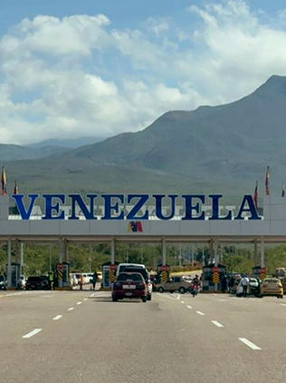 Pasajeros improvisan rutas por tierra ante la crisis de vuelos en Venezuela