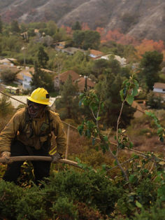 Bomberos luchan contra incendios de Los Ángeles con temor por fuertes vientos 