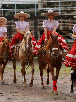 Escaramuzas, las charras mexicanas que se abren paso con valentía