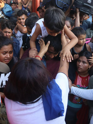  Caravana de miles de migrantes para y se entrega a autoridades mexicanas en Mapastepec