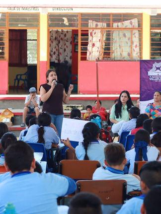 Valeria Rosales sigue entregando mochilas y tenis en escuelas rurales de Villaflores