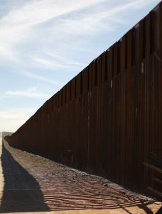 Detienen muro 'privado' en la frontera