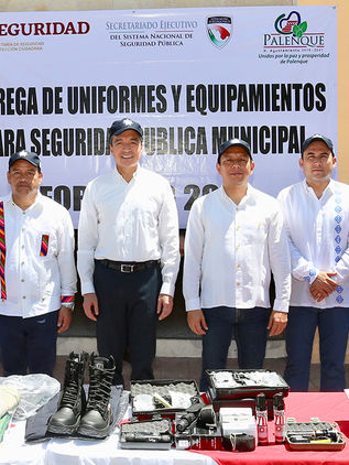 Gobernador entregó patrullas y equipo a la Policía Municipal de Palenque