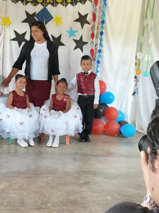 Toman foto de graduación a escuela rural