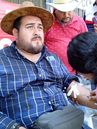 Directivos del Cobach se extraen sangre en forma de protesta