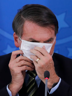 Bolsonaro impugna fallo que lo obliga a usar cubrebocas