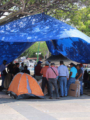 Maestros, organizaciones y normalistas inician plantón indefinido 