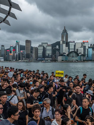 Policías y opositores se enfrentan al finalizar marcha en Hong Kong