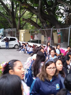Mujeres normalistas cierran escuela,  piden cumplimiento de servicios médicos
