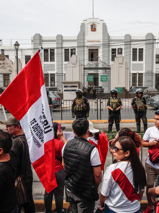 Destituyen y detienen por rebelión al presidente de Perú