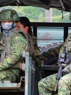 Las fuerzas de seguridad de Ecuador mantienen operaciones en cárceles y calles